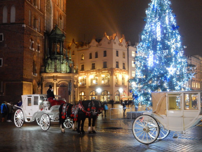 ポーランド、クラクフ中央広場のクリスマス